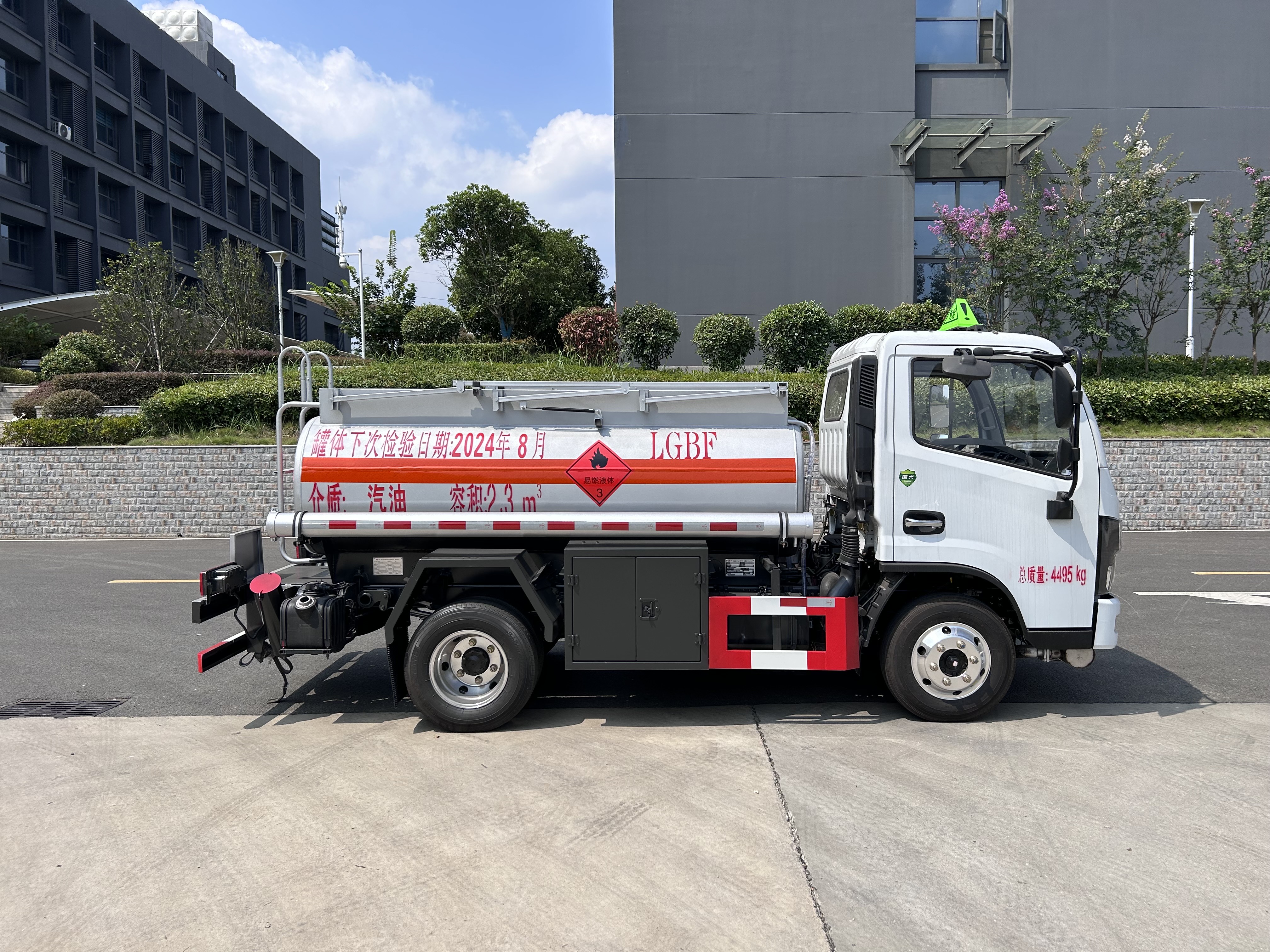 東風(fēng)D5 2.3方藍牌加油車